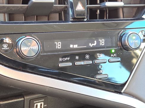 Used 2024 Toyota Camry SE image 25