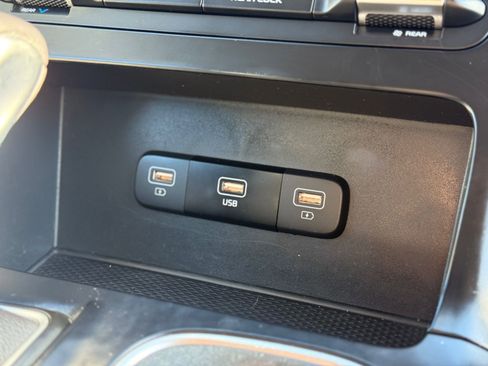 Used 2024 Kia Carnival LX image 27