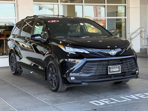 Certified 2025 Toyota Sienna XLE Woodland Edition AWD/4WD image 8