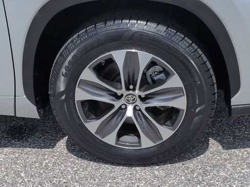 Used 2022 Toyota Highlander XLE FWD image 11
