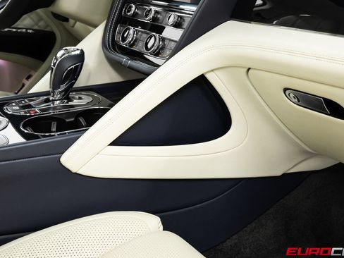 Used 2021 Bentley Bentayga AWD/4WD image 33