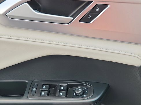 Certified 2025 Volkswagen Taos SE image 22