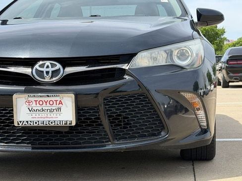Used 2015 Toyota Camry SE w/ Moonroof Package image 9