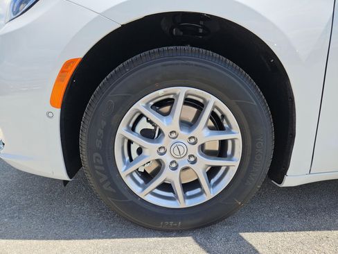 New 2026 Chrysler Pacifica Select image 21