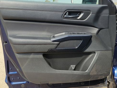 Used 2025 Nissan Pathfinder SV image 11