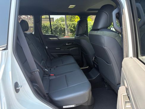 Used 2025 Lexus GX 550 w/ Accessory Package (CT) AWD/4WD image 16