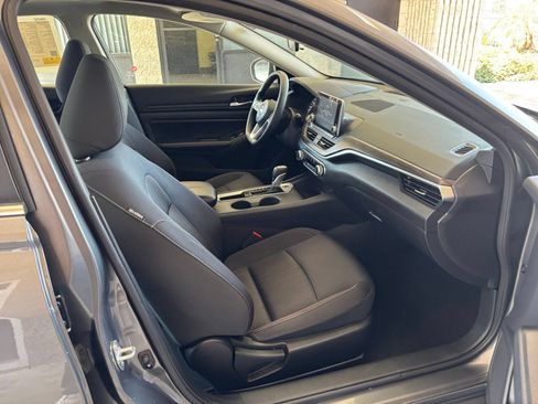 Used 2025 Nissan Altima 2.5 SV FWD image 37