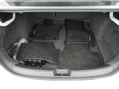 Certified 2025 Volkswagen Jetta SE image 18