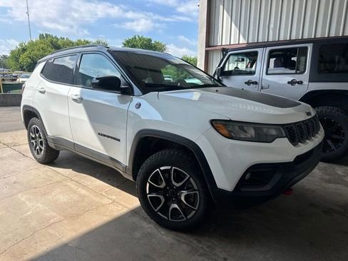 Used 2025 Jeep Compass Trailhawk AWD/4WD image 7