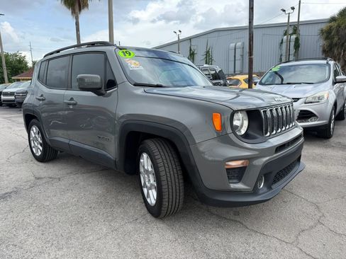 Used 2019 Jeep Renegade Latitude FWD image 3