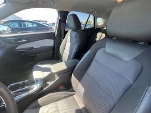 Used 2025 Chevrolet Trax LT image 17