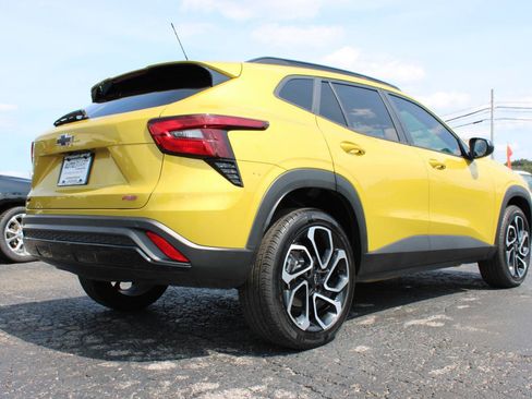 Used 2025 Chevrolet Trax RS w/ Sunroof Package FWD image 4