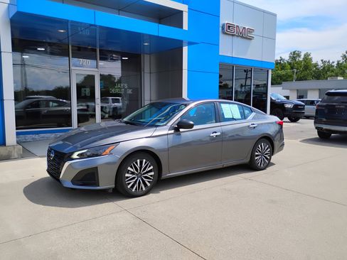 Used 2025 Nissan Altima 2.5 SV FWD image 12