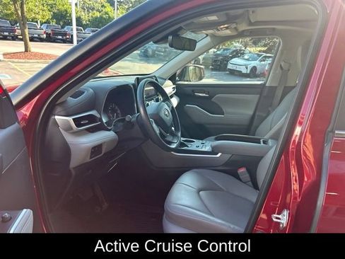 Used 2023 Toyota Highlander XLE AWD/4WD image 13