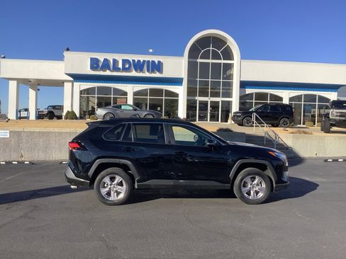 Used 2022 Toyota RAV4 XLE w/ XLE Grade Weather Package image 8