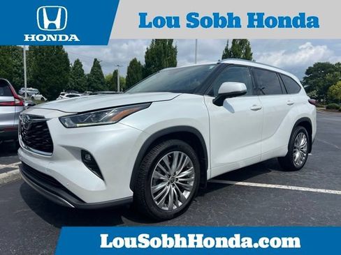 Used 2022 Toyota Highlander Platinum AWD/4WD image 1