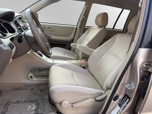 Used 2005 Toyota Highlander 4WD V6 w/ 3rd Row image 13