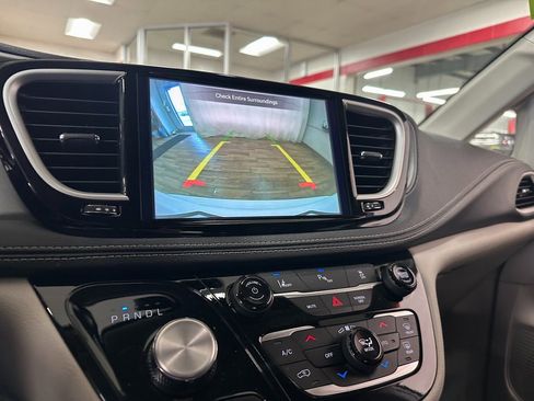 Certified 2024 Chrysler Pacifica Select image 26
