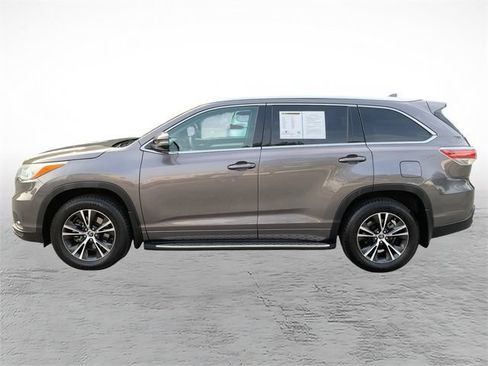 Used 2016 Toyota Highlander XLE FWD image 6