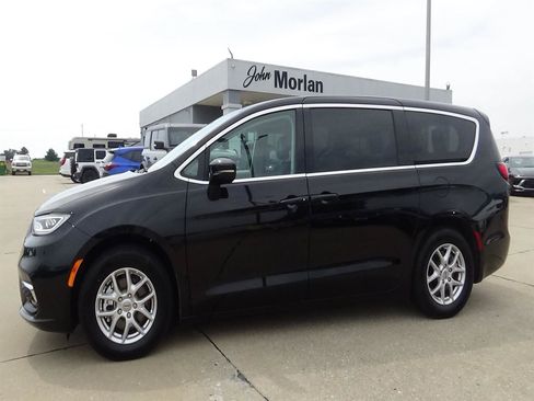 Certified 2024 Chrysler Pacifica Touring-L FWD image 1