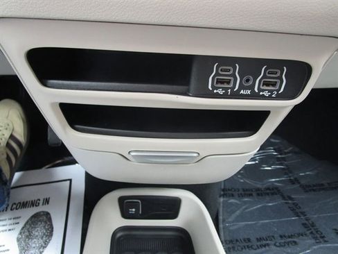 Used 2023 Chrysler Pacifica Touring-L FWD image 31