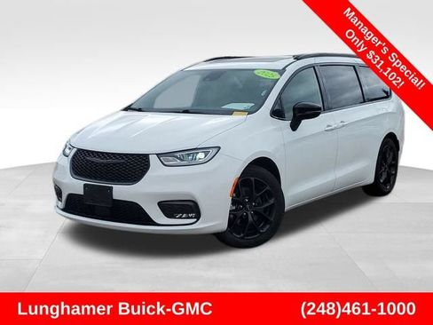 Used 2025 Chrysler Pacifica Limited FWD image 1
