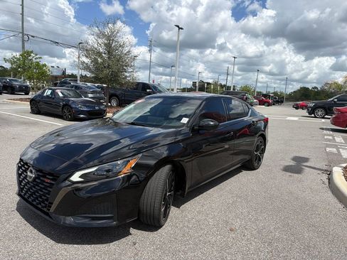 Used 2023 Nissan Altima 2.5 SR w/ SR Premium Package image 3