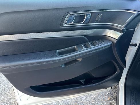 Used 2018 Ford Explorer XLT image 19