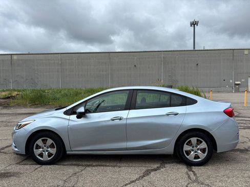 Used 2018 Chevrolet Cruze LS FWD image 5