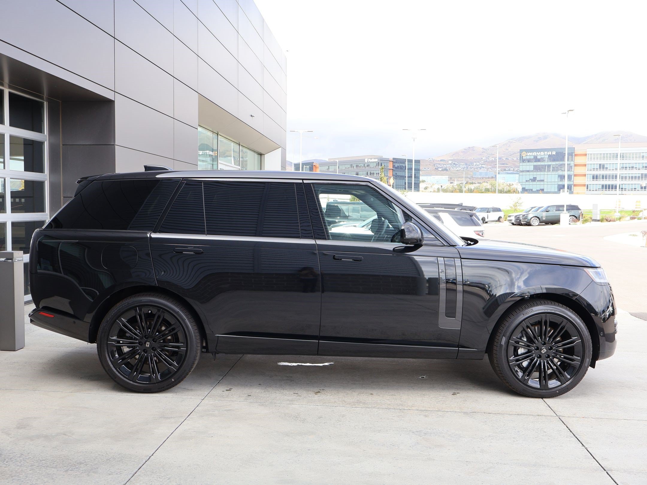 New 2027 Land Rover Range Rover Long Wheelbase SE AWD/4WD image 4