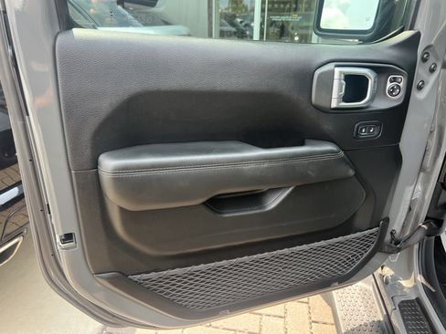 Used 2019 Jeep Wrangler Unlimited Sahara AWD/4WD image 15