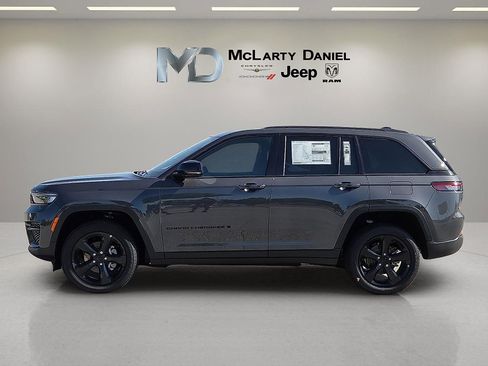 Used 2025 Jeep Grand Cherokee Altitude image 3
