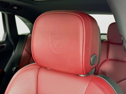 Certified 2025 Porsche Macan image 14