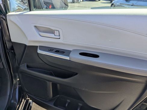 Used 2025 Toyota Sienna LE image 29