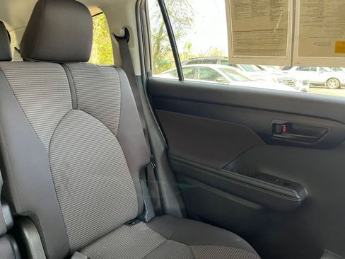 Used 2025 Toyota Highlander LE image 38