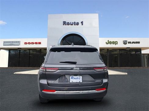 Used 2025 Jeep Grand Cherokee Laredo X image 8