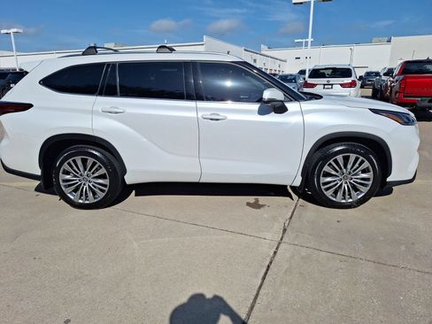 Used 2023 Toyota Highlander Platinum FWD image 7