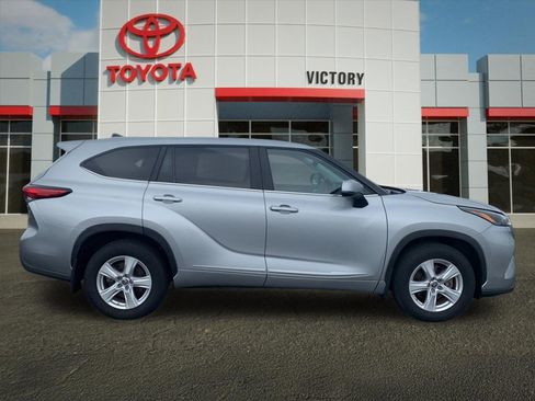 Used 2023 Toyota Highlander LE AWD/4WD image 2