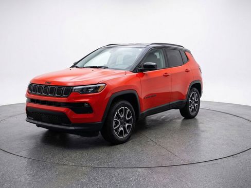 Used 2025 Jeep Compass Trailhawk AWD/4WD image 3