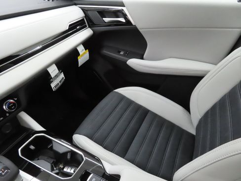 New 2026 Mitsubishi Outlander SE FWD image 16