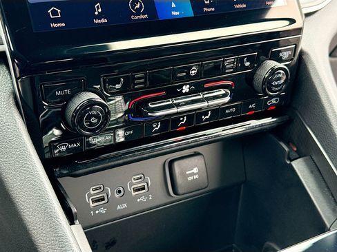 Used 2024 Jeep Grand Cherokee Limited w/ Black Appearance Package image 11