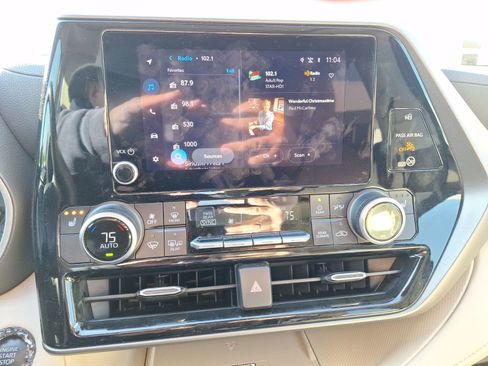 Used 2024 Toyota Highlander LE image 28