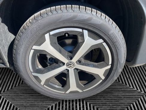 New 2025 Volkswagen Tiguan SE image 14
