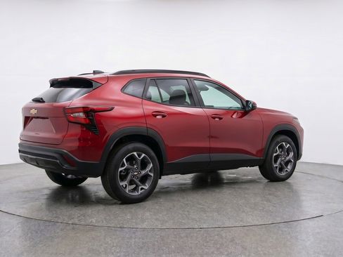 Used 2025 Chevrolet Trax LT FWD image 9