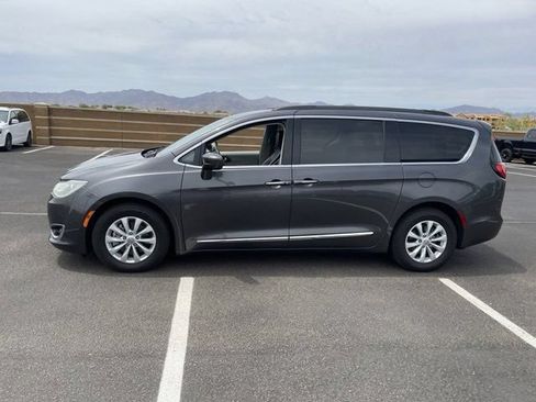Used 2017 Chrysler Pacifica Touring-L FWD image 5