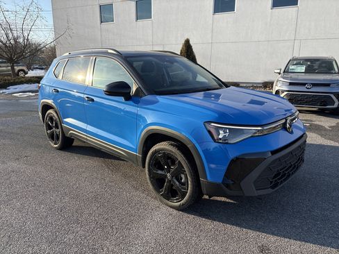 Certified 2025 Volkswagen Taos SE image 3