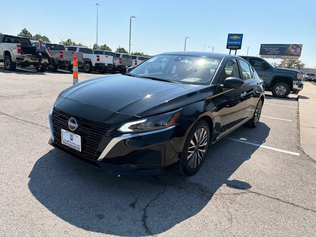 Used 2025 Nissan Altima 2.5 SV FWD image 7
