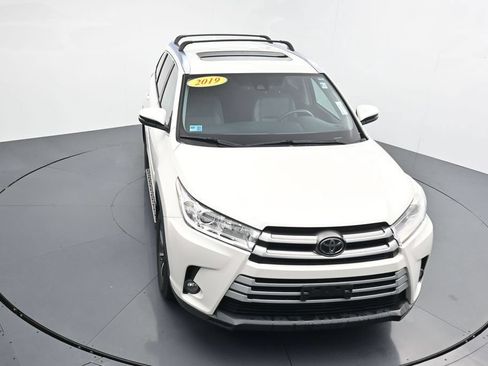 Used 2019 Toyota Highlander XLE AWD/4WD image 24