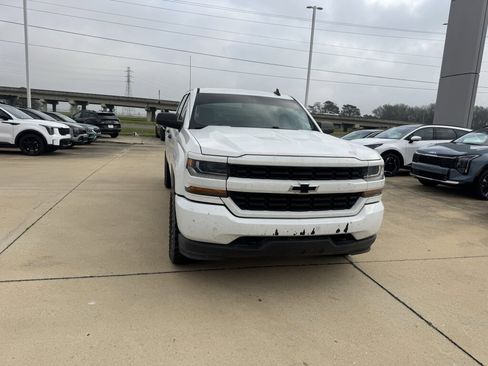 Used 2018 Chevrolet Silverado 1500 Custom w/ Custom Convenience Package image 7