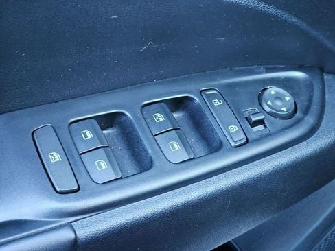 Used 2023 Hyundai Venue Limited image 21